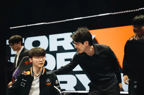 ▲比賽結束後，T1總教練「kkOma」金正均（圖右）直言：「這是一場非常可惜的比賽，無法再打LCK比賽讓我更遺憾。」（圖／取自LOL Esports）