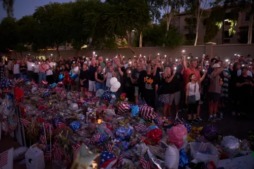 ▲美國右翼保守派活動家柯克（Charlie Kirk）的追悼會將在美國山地時間21日11時，於亞利桑那州的州立農業體育場舉行。大批支持群眾在鳳凰城的臨時紀念碑外獻花致意。（圖／美聯社／達志影像）