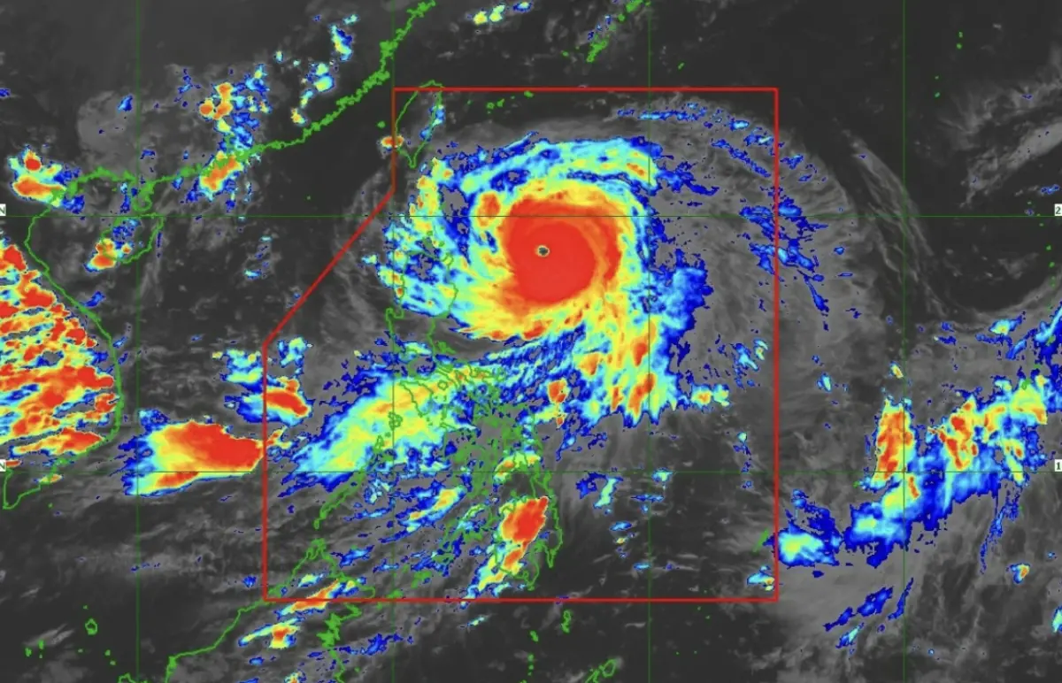 ▲超級颱風「樺加沙」在菲律賓以東海面持續增強，衛星雲圖可見清晰颱風眼與強烈對流雲系，北呂宋及巴丹群島首當其衝。（圖／翻攝自菲律賓氣象局PAGASA）