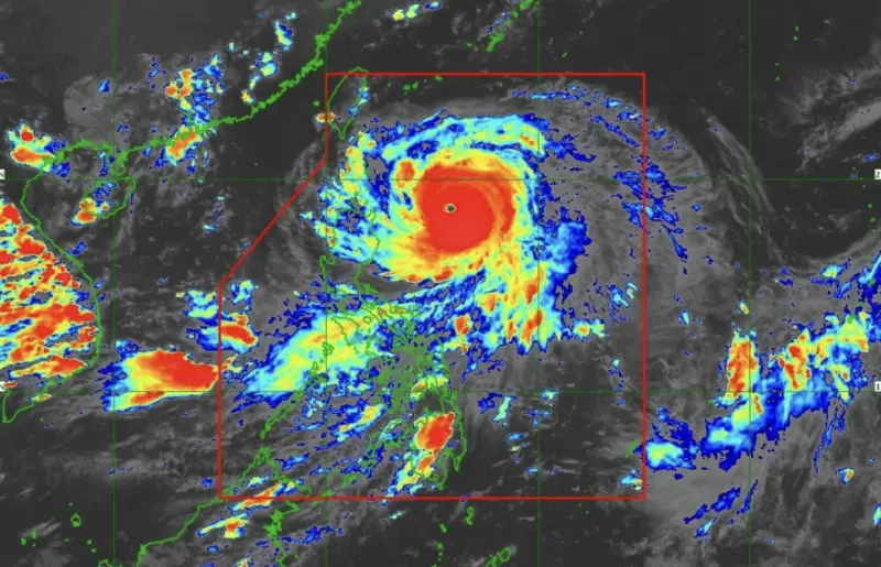 ▲超級颱風「樺加沙」在菲律賓以東海面持續增強，衛星雲圖可見清晰颱風眼與強烈對流雲系，北呂宋及巴丹群島首當其衝。（圖／翻攝自菲律賓氣象局PAGASA）
