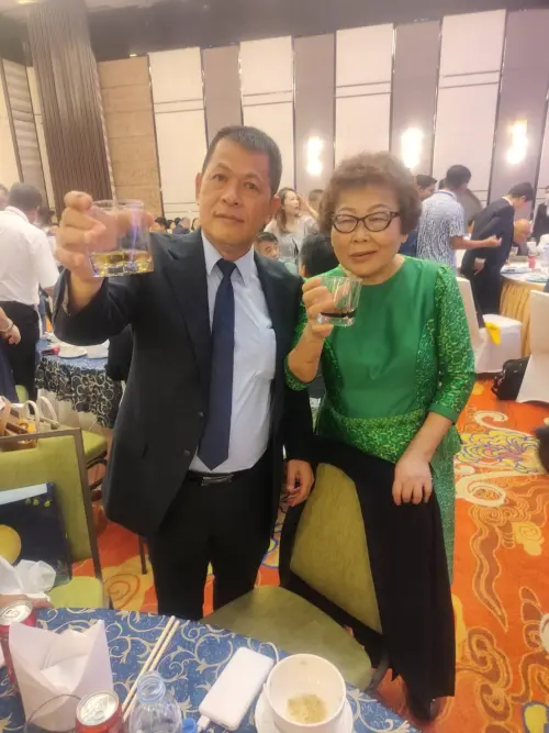 ▲柬埔寨台商提前於20日晚間在金邊明飯店舉辦中秋晚會，台商協會會長陳來埤(左)，世華會柬埔寨分會長黃桂沄舉辦致意。（圖／台商會提供）