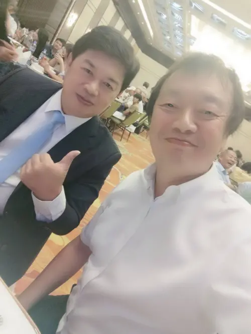 ▲柬埔寨台商慶中秋，胡志明台北經濟文化辦事處代表處處長韓國耀（左），台灣傳播媒體協會秘書長 陳文旭（右）恭逢其盛。（圖／台商會提供）