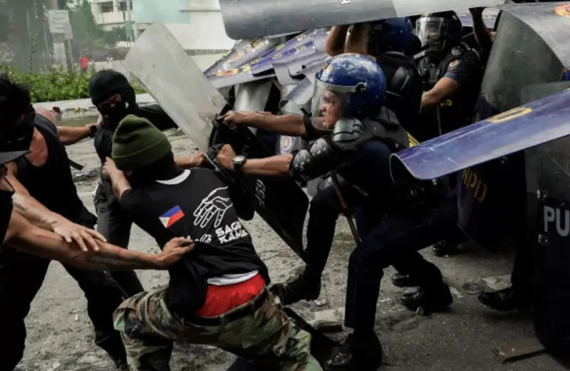 ▲菲律賓首都馬尼拉爆發大規模遊行，數萬名民眾走上街頭抗議政府防洪工程涉貪腐，現場聚集學生、教會領袖與民間團體，場面震撼。（圖／路透社／達志影像）