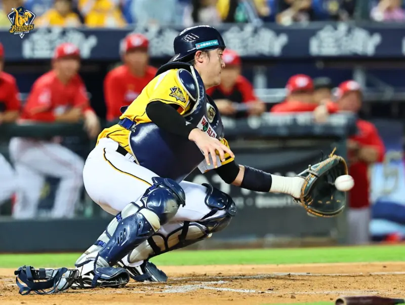 ▲中信兄弟高宇杰手指遭到釘鞋劃破，送醫治療縫4針，總教練平野惠一盼高宇杰能早日歸隊。（圖／中信兄弟提供）