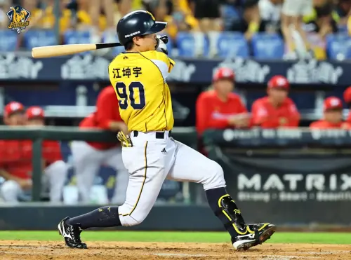 ▲中信兄弟江坤宇今日被觸身球打到頭盔，經過短暫喘息，決定留在球場拼戰。（圖／中信兄弟提供）