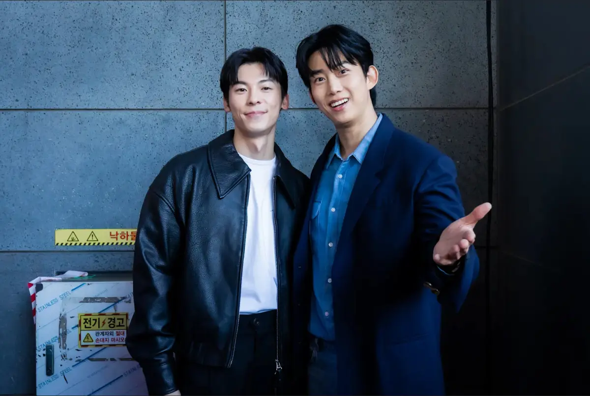 ▲許光漢（左）和玉澤演（右）首度在釜山影展安排下公開對談，許光漢笑言像要去相親，兩位男神互讚帥氣，還當眾相約要去海邊跑步。（圖／甲上娛樂提供）