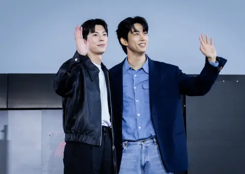 ▲許光漢（左）和玉澤演（右）開心合照留念。（圖／甲上娛樂提供）