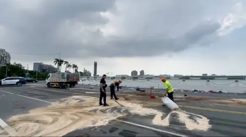 ▲ 21日澄清湖死亡車禍，地面留下血跡和油污，清潔人員清潔地面。（圖／翻攝畫面）