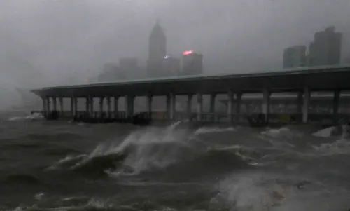 ▲2018年9月，山竹颱風襲擊香港，造成嚴重災損。（圖／美聯社／達志影像）