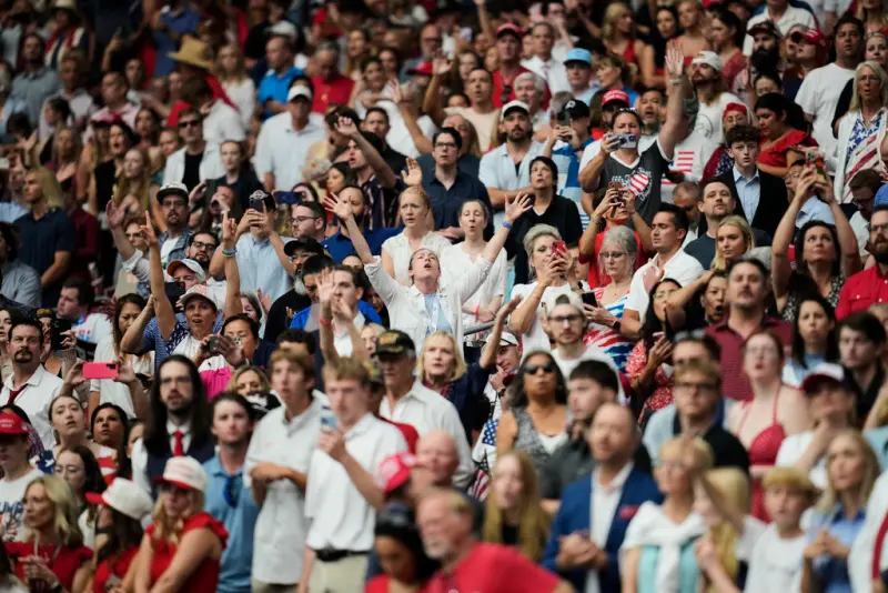 ▲美國右翼保守派活動家柯克（Charlie Kirk）遇刺身亡，他創立的「美國轉折點」在當地時間21日舉辦追思會，當地警方估有20萬人到場。（圖／美聯社／達志影像）