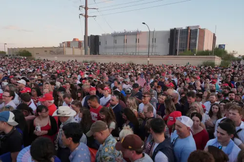 ▲美國右翼保守派活動家柯克（Charlie Kirk）遇刺身亡，他創立的「美國轉折點」在當地時間21日舉辦追思會，一早就有支持者排隊等待入場，當地警方估有20萬人到場。（圖／美聯社／達志影像）