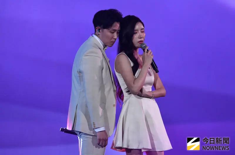 ▲富邦應援團長阿崔（左）跟啦啦隊女神南珉貞（右）近日在主題日表演借位接吻引爆話題，對此男方鬆口認了很有感覺，不過無進一步追求打算。（圖／記者林柏年攝）