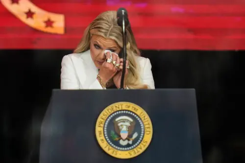 ▲柯克遺孀艾莉卡在追思會上發表講話時落淚。（圖／美聯社／達志影像）