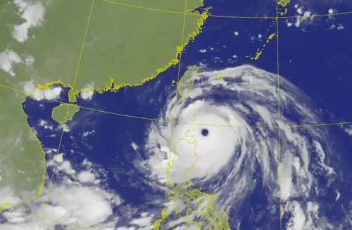 ▲樺加沙颱風早上6時位於鵝鑾鼻東南方。（圖/中央氣象署cwa.gov.tw）