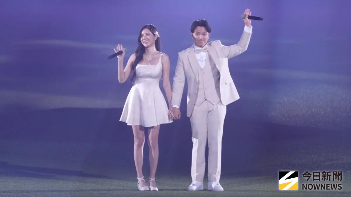 ▲富邦悍將《寵愛天使主題日》，阿崔（右）舞台突襲甜吻南珉貞（左），全場尖叫連連，有網友捕捉到場邊Fubon Angels的反應畫面：李雅英掩嘴爆笑不能自己、秀秀子抓著檸檬的腿嚇瘋直呼：「我真的是不行了！」場邊互動意外成亮點。（圖／記者張一笙攝）