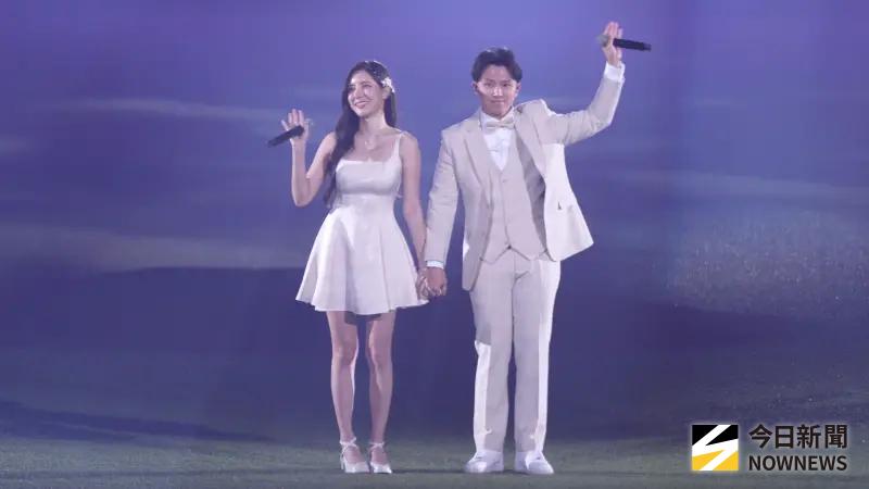 ▲富邦悍將《寵愛天使主題日》，阿崔（右）舞台突襲甜吻南珉貞（左），全場尖叫連連，有網友捕捉到場邊Fubon Angels的反應畫面：李雅英掩嘴爆笑不能自己、秀秀子抓著檸檬的腿嚇瘋直呼：「我真的是不行了！」場邊互動意外成亮點。（圖／記者張一笙攝）