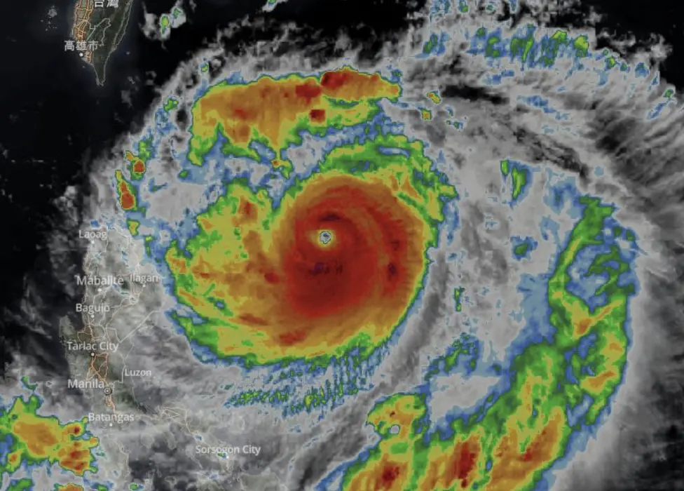 ▲菲律賓、台灣及香港當局均已啟動防災措施，並敦促沿海及低窪地區居民提前疏散。（圖／翻攝自Weather Underground）