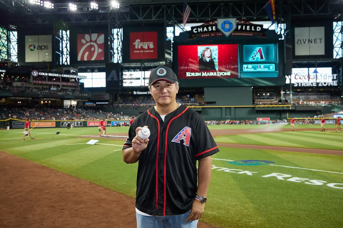 ▲美國職棒亞利桑那響尾蛇隊於美國時間9月20日（台灣時間21日）在鳳凰城主場舉辦第二屆「台灣日」，吸引超過1500名購買專屬套票的台灣球迷進場，共計3萬5000多名觀眾見證這場文化與棒球的盛宴。最終，響尾蛇台灣日也在中職傳奇球星「森林王子」張泰山漂亮開出好球後，為活動劃下完美句點。（圖／帕菲克國際運動行銷提供）