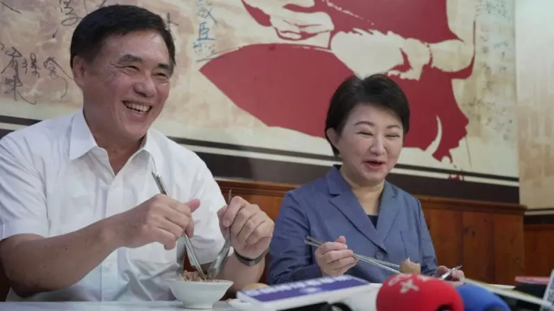 ▲國民黨主席候選人郝龍斌（左）到台中與市長盧秀燕吃播，兩人回憶20幾年的好交情。（圖／翻攝郝龍斌臉書）