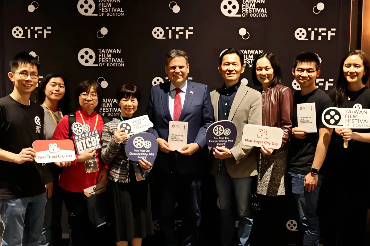 ▲新北市政府新聞局謝麗蘭副局長（左4)、駐波士頓辦事處廖朝宏處長伉儷(右3、4)、莫爾登市Gary Christenson市長（中）共同與會參與2025波士頓台灣影展。（圖／新北市府提供）