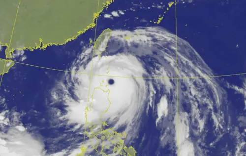 樺加沙颱風「暴風圈觸陸」！最猛雨勢來了　強風飆破時速200公里
