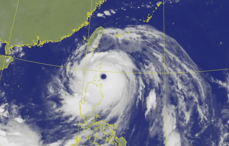 ▲中央氣象署表示，樺加沙颱風的暴風圈在今（22）日上午11時接觸恆春半島陸地。（圖／中央氣象署cwa.gov.tw）