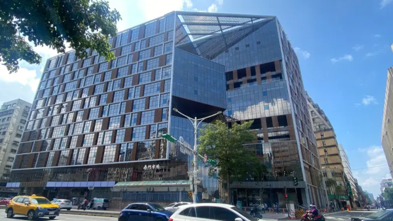 ▲南門市場驚見女員工受困梯間，貼出SOS求救嚇壞路人，幸好只是虛驚一場。（圖／翻攝畫面）