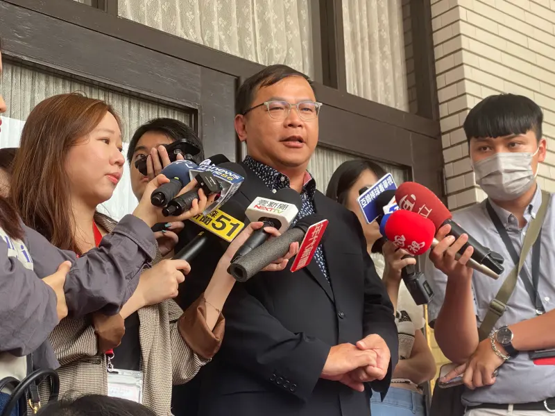 ▲王義川揭露自己去年遭跟拍的幕後主謀，質問徐巧芯、黃國昌，並直指跟蹤取得政敵資料，是台灣政治史上的醜聞。（圖／記者陳威叡攝，2025.09.22）