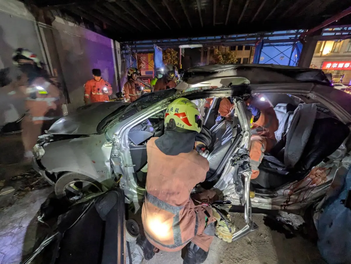 ▲新竹市經國路二段21日凌晨一輛載滿五人的銀色轎車，不明原因撞進建築工地，導致車上4死，其中副駕駛座的謝姓少年竟拋下友人落跑。（圖／新竹市消防局提供）