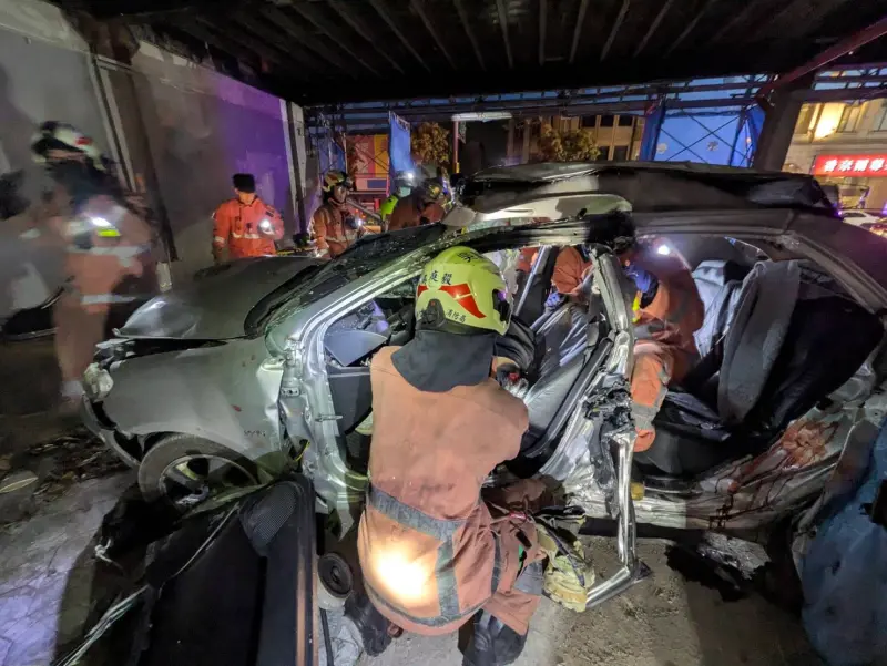 ▲新竹市經國路二段21日凌晨一輛載滿五人的銀色轎車，不明原因撞進建築工地，導致車上4死，其中副駕駛座的謝姓少年竟拋下友人落跑。（圖／新竹市消防局提供）