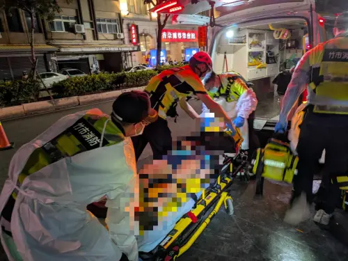 ▲新竹市經國路二段21日凌晨一輛載滿五人的銀色轎車，不明原因撞進建築工地，導致車上4死。（圖／新竹市消防局提供）