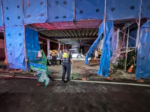 ▲新竹市經國路二段21日凌晨一輛載滿五人的銀色轎車，不明原因撞進建築工地，導致車上4死。（圖／新竹市消防局提供）