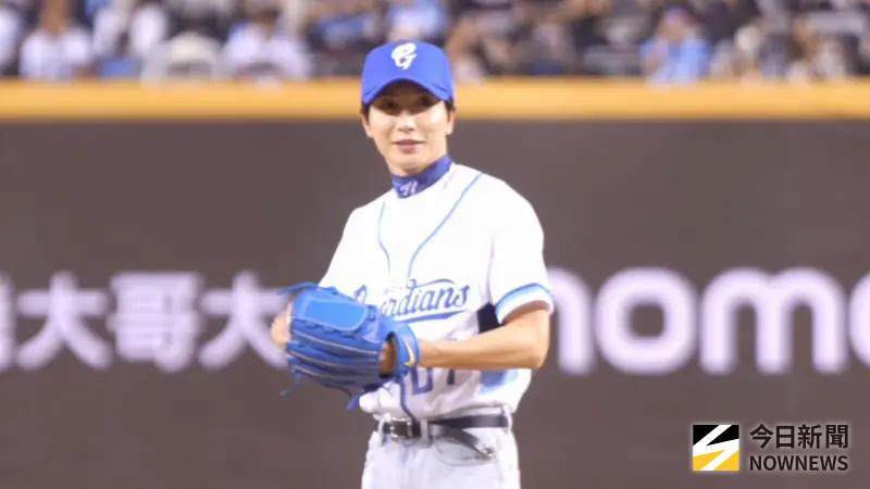 ▲SJ隊長利特昨（21）日前往大巨蛋開球被部分球迷嫌棄球衣紮進褲子不好看，隨後他透過直播透露自己這麼做是出於對體育的尊重，他拒絕浮誇表演，堅持乾淨俐落完成投球，把一球當作祝福，希望替球隊帶來勝利。（圖／記者張一笙攝）