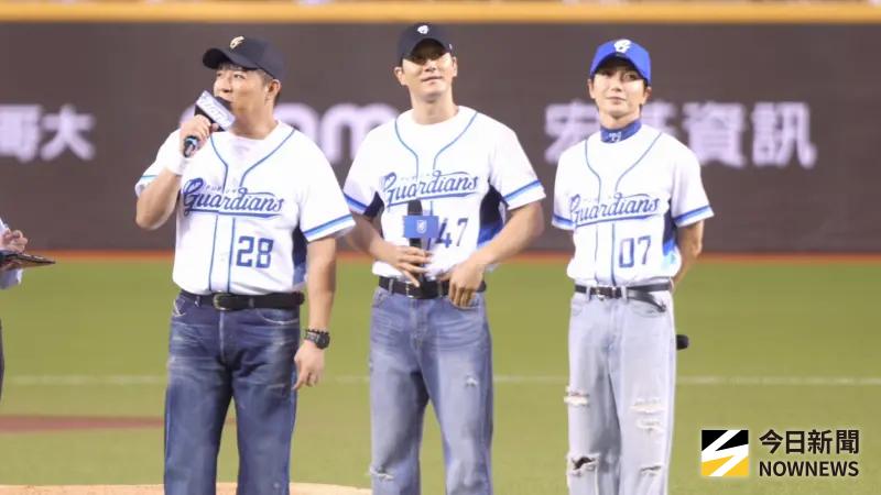 ▲Super Junior小分隊L.S.S.上週受邀前往臺北大巨蛋表演，卻被棒球YTR阿強評論SJ輸富邦啦啦隊，他還強烈認同美國朋友評價「難看」，直言台灣女孩更棒，掀粉絲怒轟：「踩一捧一太失禮！」（圖／記者張一笙攝）