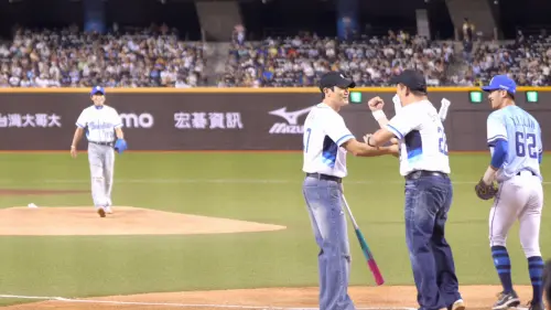 ▲利特（左起）俐落開球進手套，始源、神童都驚訝。（圖／記者張一笙攝）