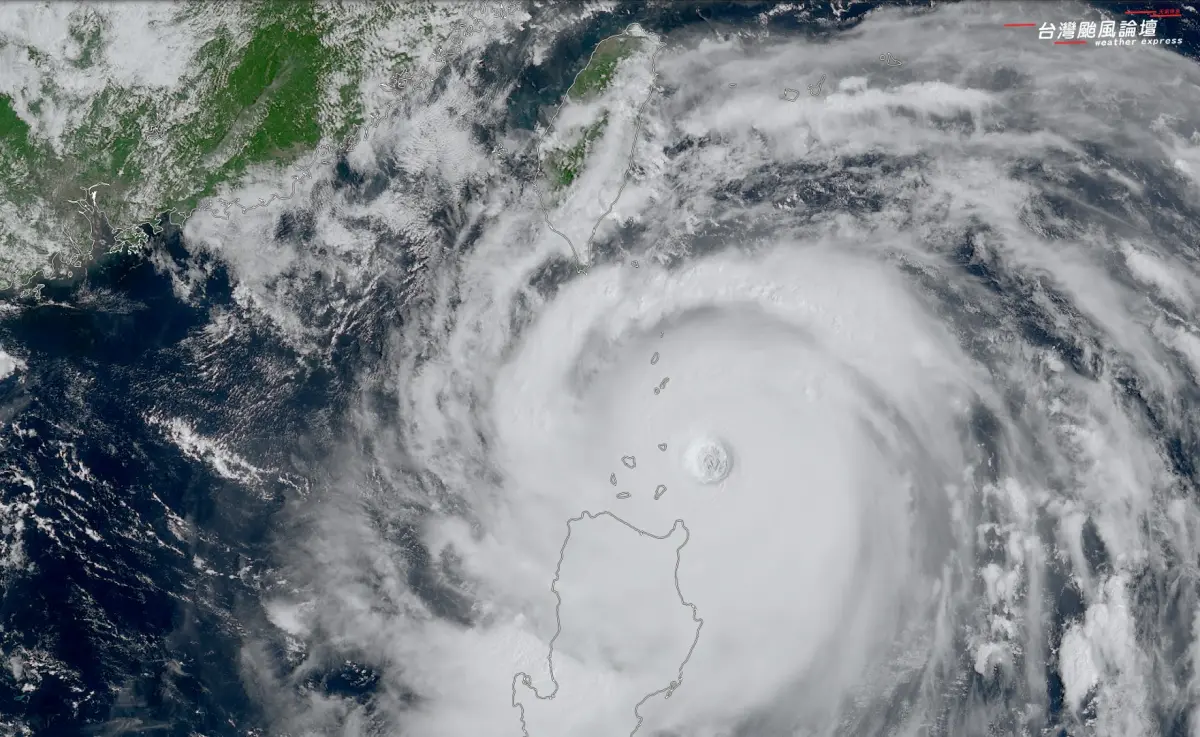 ▲強颱樺加沙來勢洶洶，前氣象局局長鄭明典表示，樺加沙達美國聯合颱風警報中心的超級颱風標準，目前為強度巔峰。（圖／天氣粉專「台灣颱風論壇」）