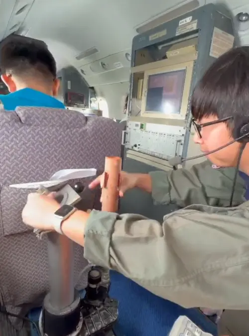 ▲追風計畫成員執行投落送探空儀(dropsonde)的過程。（圖／中央氣象署）