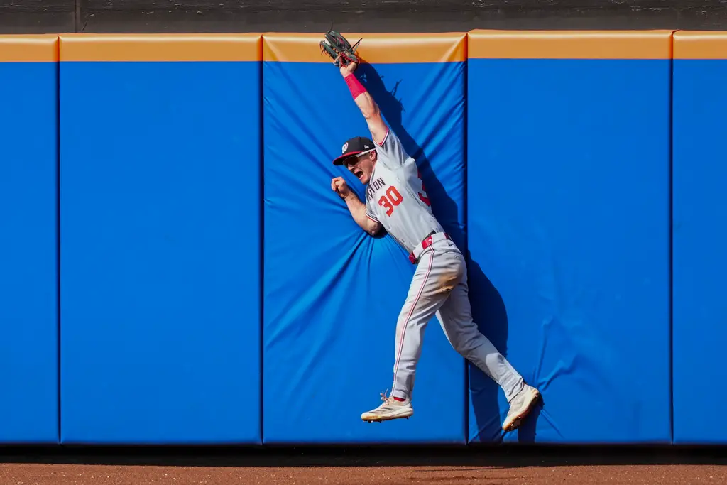 ▲華盛頓國民外野手雅各·楊恩（Jacob Young）在今（22）日對紐約大都會的比賽中，靠著兩次驚天守備幫助球隊以3：2險勝，雖然球一度脫離手套，但他用「腳踢飛球」補救，順利接殺。（圖／美聯社／達志影像）