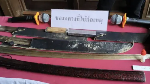 ▲警方查獲幫派械鬥所用的武器。（圖／翻攝自清萊時報）