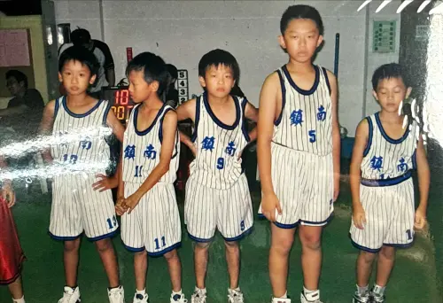 ▲關達祐（左3）代表雲林鎮南國小籃球隊出賽。（圖／桃園璞園領航猿提供）