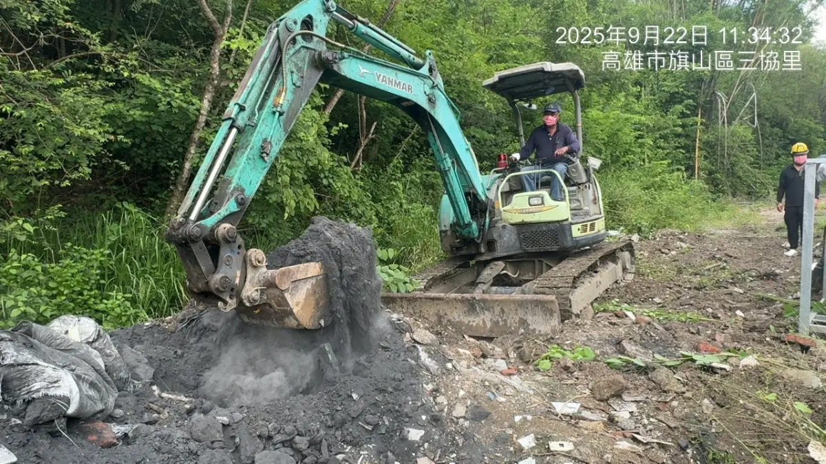 ▲高雄「馬頭山」廢棄物問題，高市府環保局今天派員至馬頭山複查現場清理廢棄物。（圖／高市府提供）