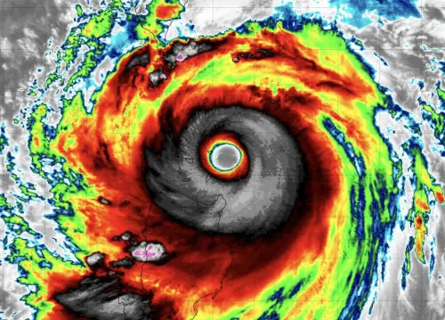 明天停班停課「7縣市」達標！樺加沙颱風掃台　最新風雨預測出爐
