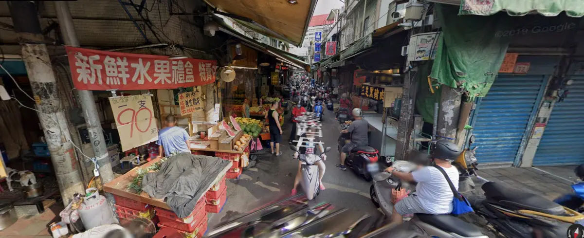 ▲台北市社子市場發生攤位糾紛互毆案，其中一人腳骨折卻在一天內拆掉石膏走路，讓另一人懷疑是詐傷而提告偽造診斷證明，最後卻遭到誣告罪起訴。（圖／翻攝Google Maps）