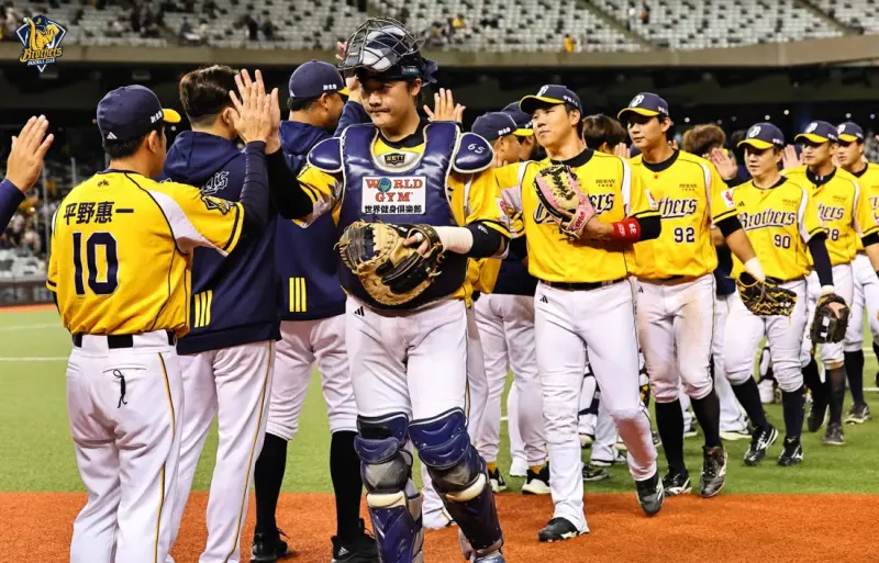 ▲中信兄弟當家鐵捕高宇杰昨日本壘攻防戰意外傷到左手拇指送醫，確定下二軍休養，中信兄弟僅領先1場勝差，如今本壘指揮官傷退缺陣，戰況也拉警報。（圖／中信兄弟提供）