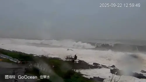 強颱樺加沙吹妖風！「墾丁鏡頭君」晃爆：快飛了　搖滾區風雨一覽
