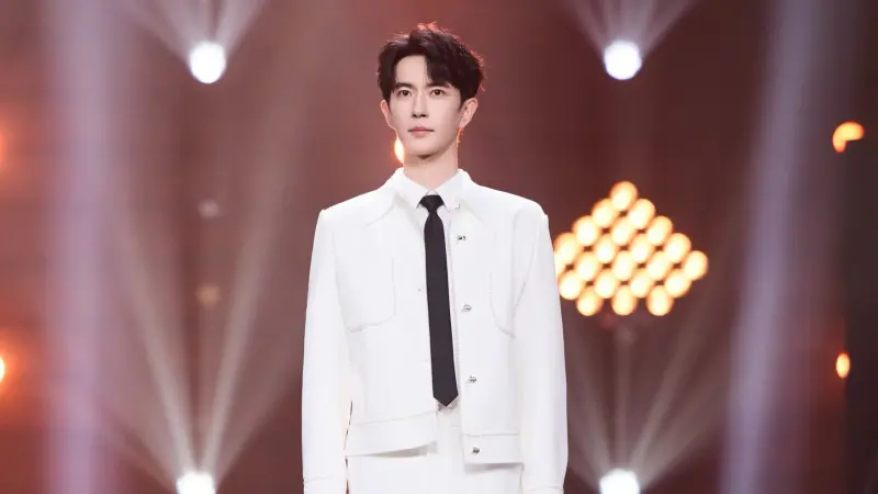 ▲于朦朧墜樓離世後，台灣粉絲首站版主發表717字長文，感嘆：「熱搜竟是死亡消息！」他坦言熱潮終會退去，呼籲真正支持者留下，攜手延續于朦朧的善良與精神。（圖／翻攝自于朦朧工作室）