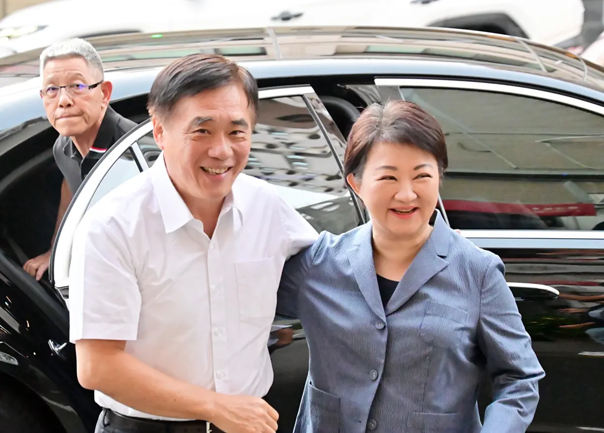 ▲郝龍斌昨與盧秀燕「米糕會」，由前國民黨中常委蕭景田親自送到店門口。（圖／讀者提供，2025.09.22）