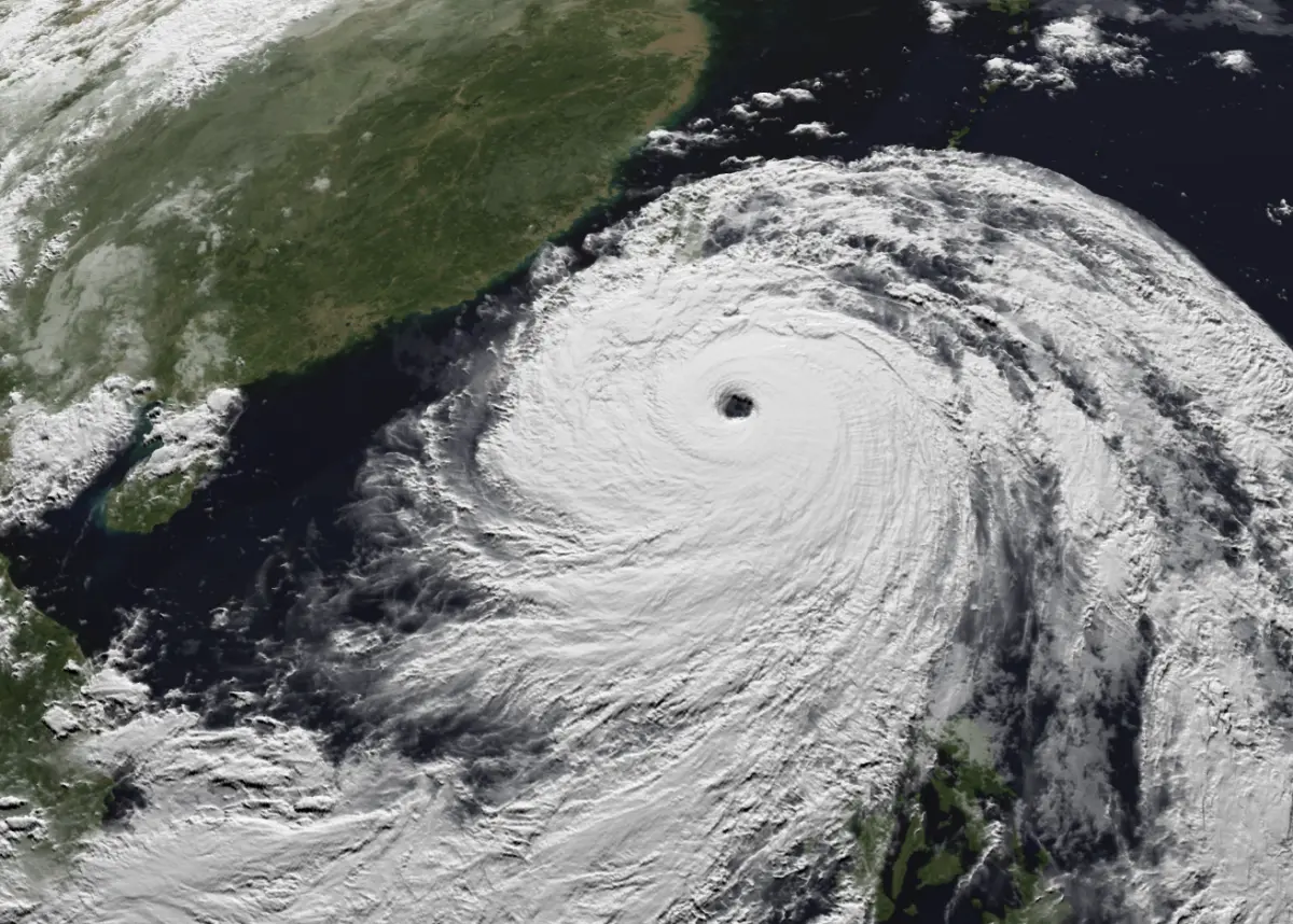 ▲強度威猛的樺加沙颱風，最終路徑是通過巴士海峽，暴風圈僅擦邊台灣。（圖／翻攝NCDR）