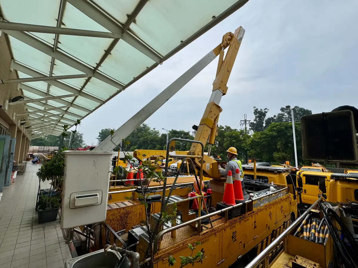 ▲因應樺加沙颱風來襲，台電屏東區處動員142名搶修人員及121輛機具全力防災。（台電屏東區提供）