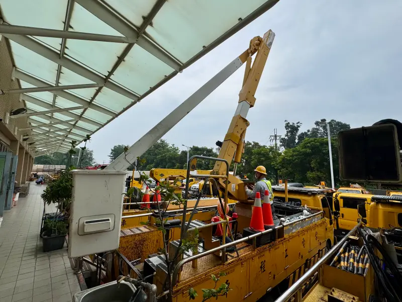 ▲因應樺加沙颱風來襲，台電屏東區處動員142名搶修人員及121輛機具全力防災。（台電屏東區提供）